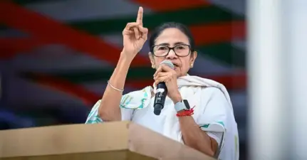 রণংদেহি মেজাজে মমতা বন্দ্যোপাধ্যায়, 'সবাইকে নিয়ে লড়াই জারি থাকবে' ধর্নামঞ্চ থেকে দিলেন চূড়ান্ত নির্দেশ