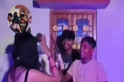महिला नर्तकीसमोर पिस्तूलाची दादागिरी!