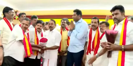 கூண்டோடு தவெகவில் இணைந்த நிர்வாகிகள்.. துண்டு துண்டாக உடையும் அதிமுக..! பேரதிர்ச்சியில் இபிஎஸ்..!