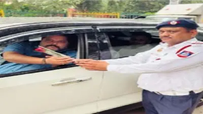 Delhi Traffic Police On Rakshabandhan: रक्षाबंधन पर दिल्ली पुलिस का संवेदनशील कदम, ट्रैफिक नियम तोड़ने वालों को फूल और गुलदस्ते दिए