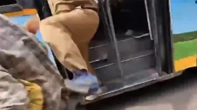 బస్సు ఎక్కబోతుంటే కాలితో తన్నిన కండక్టర్