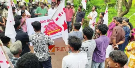 അധ്യാപകനെ ഉടൻ പുറത്താക്കണം; കരുവഞ്ചേരി സ്കൂളിലേക്ക് മാര്ച്ച് നടത്തി ഡി.വൈ.എഫ്.ഐ
