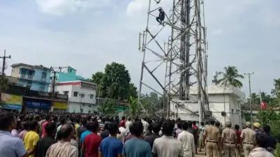 ৮ ঘণ্টা টাওয়ারের চূড়ায় 'বাদশা'! মাংস-ভাত থেকে হেলিকপ্টার, একের পর এক দাবি, রাত সাড়ে ১১টায় সফল উদ্ধার