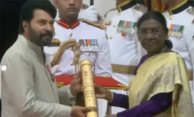 പദ്മഭൂഷണ് ഏറ്റുവാങ്ങി വെള്ളാപ്പള്ളി നടേശനും മമ്മൂട്ടിയും