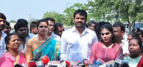 YSRCP Leaders: పిన్నెల్లి సోదరులను పరామర్శించిన వైసీపీ నేతలు