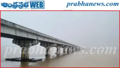ఎగువ వర్షాలతో ఉద్ధృతంగా ప్రవహిస్తున్న గోదావరి