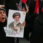 Khamenei Funeral: खामेनेई की विदाई में पहुंचे लोगों ने लगाए 'खून बहेगा', 'अमेरिका मुर्दाबाद' और 'बदला, बदला' जैसे नारे