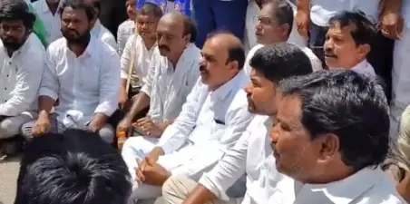 అనంతపురంలో తీవ్ర ఉద్రిక్తత.. రోడ్డుపై బైఠాయించిన మాజీ ఎమ్మెల్యేలు