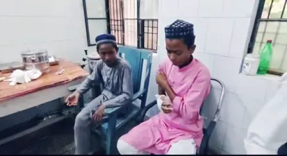 Maharajganj : मदरसे में 'इल्म' नहीं, डंडे का पाठ! दवा लेने निकले मासूमों को मिली सजा, शिक्षक पर मुकदमा