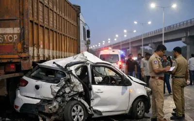ఆగివున్న లారీని ఢీకొన్న కారు