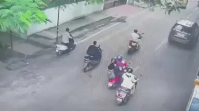 ಬೆಂಗಳೂರು: ದ್ವಿಚಕ್ರ ವಾಹನ ಚಲಾಯಿಸುತ್ತಿದ್ದಾಗ ಹೃದಯಾಘಾತ: ರಸ್ತೆಯಲ್ಲೇ ಜೀವವುಳಿಸಿದ ಪೊಲೀಸರು Video