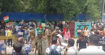 परीक्षेच्या मागण्यांवरून पाटण्यात विद्यार्थी रस्त्यावर
