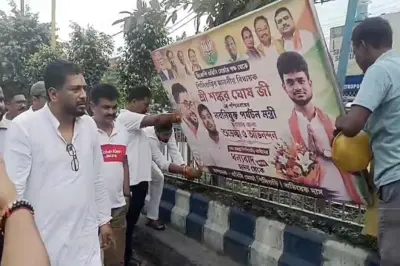 শহর বাঁচাতে এ কি করলেন মন্ত্রী শংকর ঘোষ! নিজেই খুললেন নিজের ব্যানার-পোস্টার