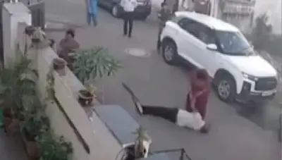 "పార్కింగ్ కోసం ఒక ప్రాణం పోయింది" - వాగ్వాదం జరుగుతుండగానే కుప్పకూలి మరణం.. వైరల్ అవుతున్న వీడియో..!!