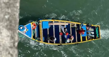 നീണ്ടകരയില് മത്സ്യബന്ധന വള്ളം മറിഞ്ഞ് ഒരുമരണം; രണ്ടു പേരെ കാണാതായി, മൂന്ന് ദിവസത്തിനുള്ളില് രണ്ടാമത്തെ അപകടം