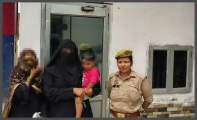 Aligarh News: अलीगढ़ में ऑपरेशन स्माइल ने लौटाई मासूम की मुस्कान, मां से मिलवाया
