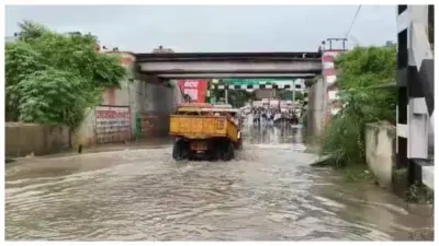 Mirzapur News: मिर्जापुर में बारिश बनी आफत, रेलवे अंडरपास में पानी में फंसी रोडवेज बस