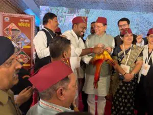 కరీంనగర్ మేయర్ను అభినందించిన ఉత్తరఖండ్ CM