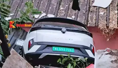 കുമളിയില് വീടിനു മുകളിലേക്ക് കാര് മറിഞ്ഞ് അപകടം