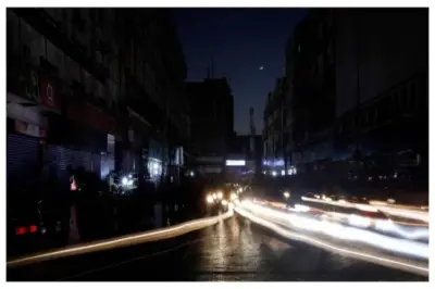 شدید طوفان نے پاکستان کے کمزور بجلی نظام کی قلعی کھول دی، لاہور مکمل تاریکی میں ڈوب گیا