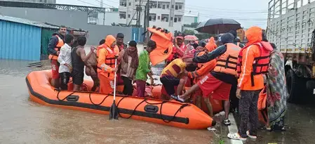 महाराष्ट्र में भारी बारिश से हाहाकार: NDRF ने संभाला मोर्चा, नेवी हाई अलर्ट पर; मुंबई-पुणे हाईवे लैंडस्लाइड के बाद बंद