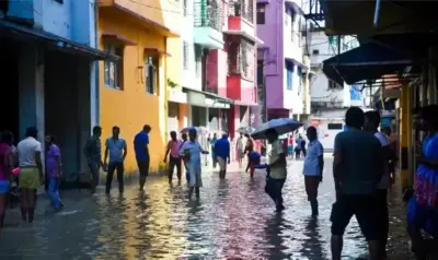 Mumbai Rains વરસાદના પાણીમાં મસ્તી મુંબઈના રસ્તાઓ પર છવાયો 'વોટર પાર્ક' જેવો માહોલ
