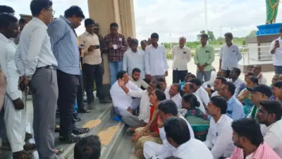 జొన్నల కొనుగోలు వెంటనే ప్రారంభించాలి.. కలెక్టరేట్ వద్ద బీఆర్ఎస్ ధర్నా