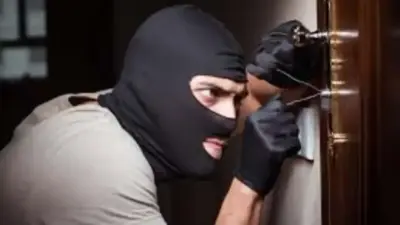 Robbery at gst Officers home रात्रभर छतावर लपून बसले अन् जीएसटी अधिकाऱ्याच्या कुटुंबियांना डांबून केली सोन्यासह पैशाची लूट