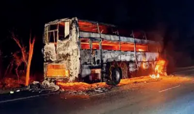 چلتی بس میں اچانک آگ بھڑک اٹھی - بس جل کر راکھ ؛ تلنگانہ کے نلگنڈہ میں حادثہ