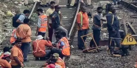 اتوار کو ودیا وہار اور تھانے کے درمیان پانچویں اور چھٹی لائن پر میگا بلاک