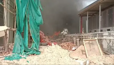 Vadodara Fire: અટલાદરામાં ખાનગી હોસ્પિટલ પાસેની બિલ્ડિંગમાં શોર્ટસર્કિટથી આગ, ફાયર બ્રિગેડે ભારે જહેમત બાદ મેળવ્યો કાબૂ