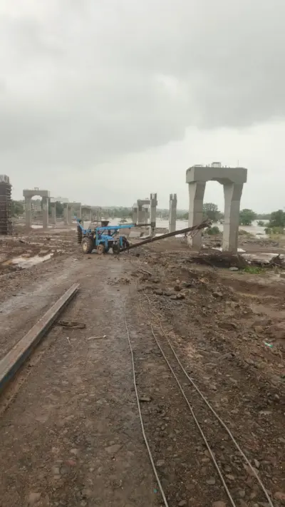 महावितरण कर्मचाऱ्यांची भरपावसात कामगिरी,येलवाडी, सांगुर्डी गावांचा वीजपुरवठा पूर्ववत