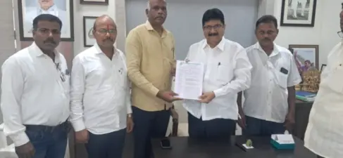 पोल्ट्री व्यवसायिकांनी घेतली आ.शेखर निकम यांची भेट