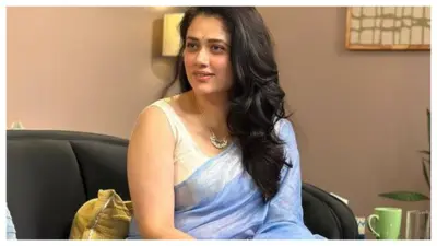 Meet Girija Oak Godbole, The 'Blue Saree Wali' Who Has Taken Social Media By Storm