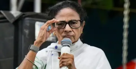 দল ভাঙার আতঙ্কে কালীঘাটে জরুরি বৈঠক! মমতা কি পারবেন তৃণমূলের ঘর সামলাতে?