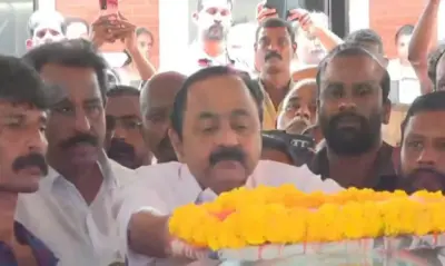 സ്വന്തം ലൈഫ് ജാക്കറ്റ് ഊരി നല്കി ജീവൻ രക്ഷിച്ചു; പിന്നെ പുഴയില് മുങ്ങി മരണത്തിലേക്ക്; രാജേഷിന് വിട നല്കി നാട്; അന്തിമോപചാരമര്പ്പിച്ച് മുഖ്യമന്ത്രി