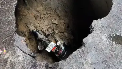 लखनऊ में बारिश ने खोली सड़कों की पोल, IT चौराहे के पास धंसी सड़क; 10 फीट गहरे गड्ढे में गिरी बाइक, दो घायल