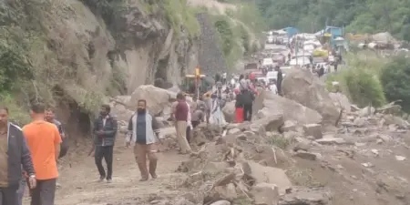 बदरीनाथ हाईवे: हाथी पहाड़ के पास भारी बोल्डर गिरने से 20 मी.सड़क ध्वस्त