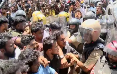 വന്ദേമാതരം വിവാദം: സെക്രട്ടേറിയറ്റിലേക്കുള്ള എസ്.എഫ്.ഐ മാര്ച്ചില് സംഘര്ഷം, ലാത്തിച്ചാര്ജ് നടത്തി