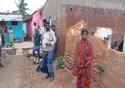 ಕುಸಿದು ಬಿದ್ದ ಮನೆ, ಸೂರು ಇಲ್ಲ, ಆಶ್ರಯವೂ ಇಲ್ಲ ಬೀದಿಗೆ ಬಿದ್ದ ಕುಟುಂಬ..!