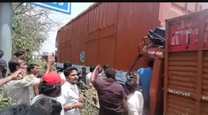 ORRపై విషాదం.. కంటైనర్ను ఢీకొట్టిన డీసీఎం, ఒకరు మృతి!