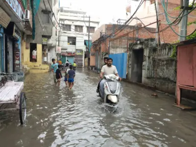 Monsoon/Heavy Rain: उत्तर प्रदेश और मध्य प्रदेश के कई जिलों में लगातार बारिश, जलभराव से कैसे बिगड़े हालात?