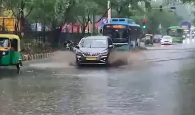 दिल्ली-NCR में भीषण बारिश का कहर, गाड़ियों की रफ्तार हुई धीमी, कई क्षेत्रों में सड़कों पर भरा पानी