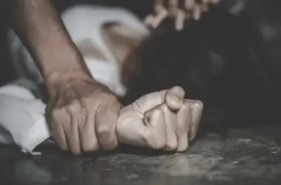 ఇంటి అద్దె కోసం భార్య, కూతురిపై అత్యాచారానికి అనుమతించిన తండ్రి