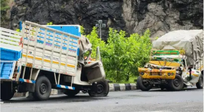 കുതിരാൻ തുരങ്കത്തില് അപകടം! ഒന്നിന് പിന്നാലെ ഒന്നായി അഞ്ച് വാഹനങ്ങള് കൂട്ടിമുട്ടി