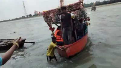 Gorakhpur News: सरयू नदी में पलटी मोटर बोट, 5 यात्री नदी में गिरे, लाइफ जैकेट से टला बड़ा हादसा