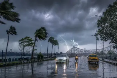 শুক্রের দুপুরে ৮৮ কিমি বেগের আচমকা ঝড়ে বিপর্যস্ত শহরের উত্তর থেকে দক্ষিণ, কলকাতায় মৃত ১