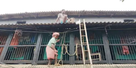 গোঘাটে বাড়ির ছাদে বজ্রপাত, আতঙ্কিত পরিবার