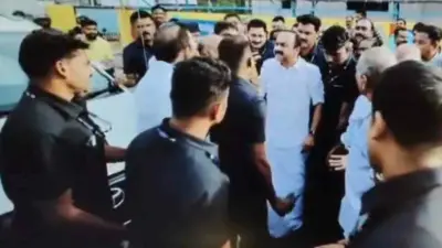 Congress Leader Blocks CM's Convoy | సీఎం కాన్వాయ్ను అడ్డుకుని.. వాదనకు దిగిన కాంగ్రెస్ నేత