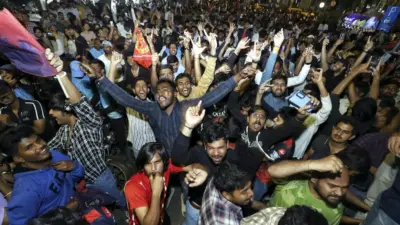 ఆర్సీబీ విజయం తర్వాత హంగామా.. బస్సుపై రాళ్లదాడి, ట్రాఫిక్ జామ్
